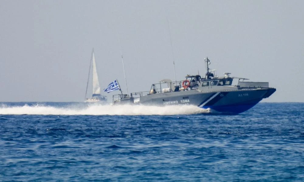 Καταδίωξη ταχυπλόου με 14 μετανάστες στο Φαρμακονήσι - Συνελήφθη διακινητής